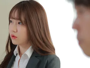 Bố dượng chịch cô bé trong khi bà xã ngủ kế bên