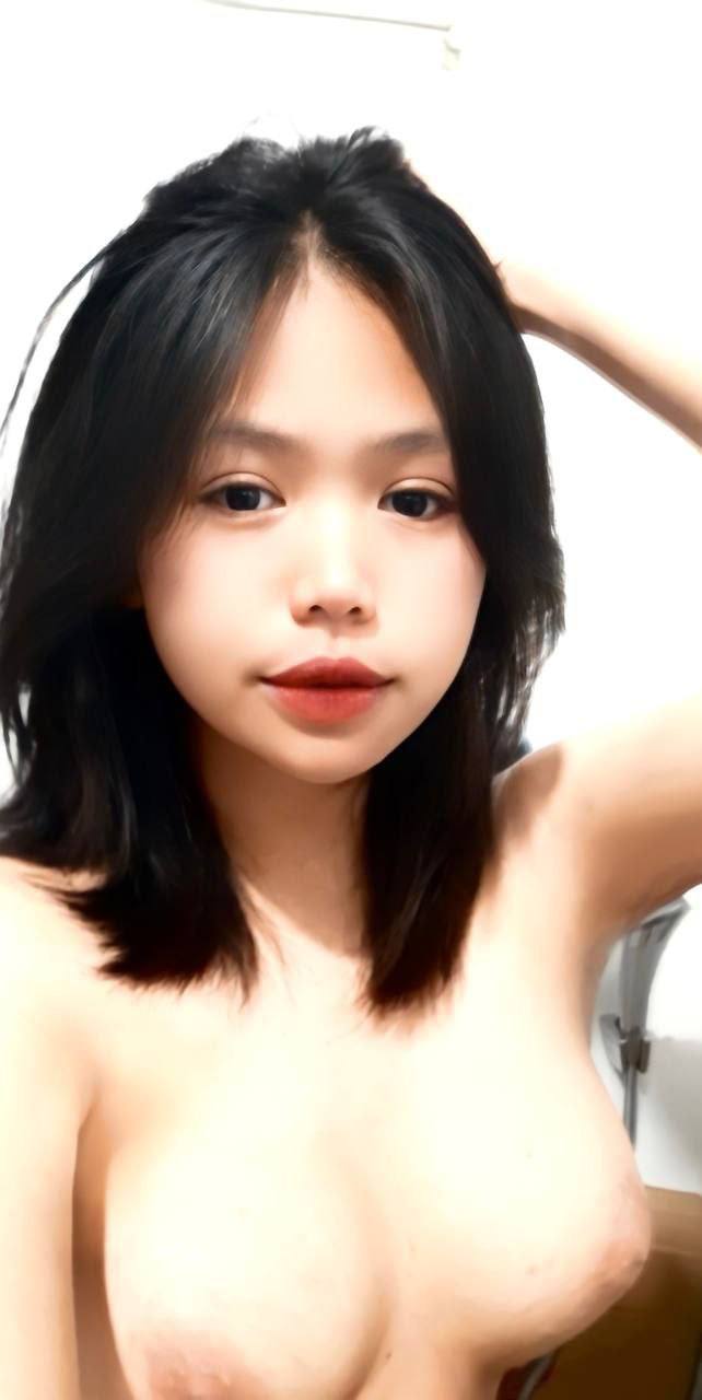 Có một cô hầu gái ngực bự ở nhà, và cô ấy đã bị ông chủ cưỡng hiếp