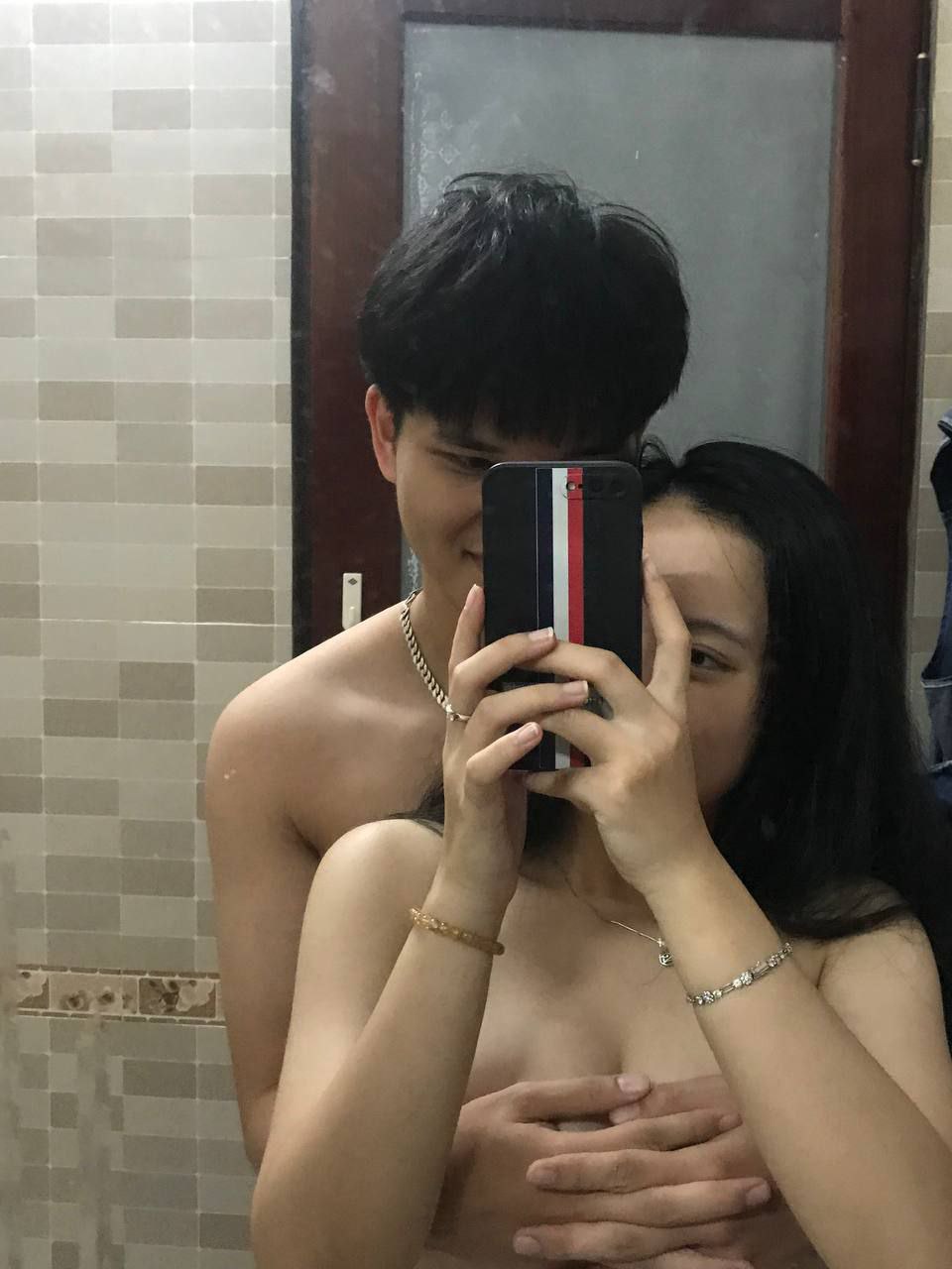 Anh nhân viên lặng nhìn người mình thích bị cấp trên địt