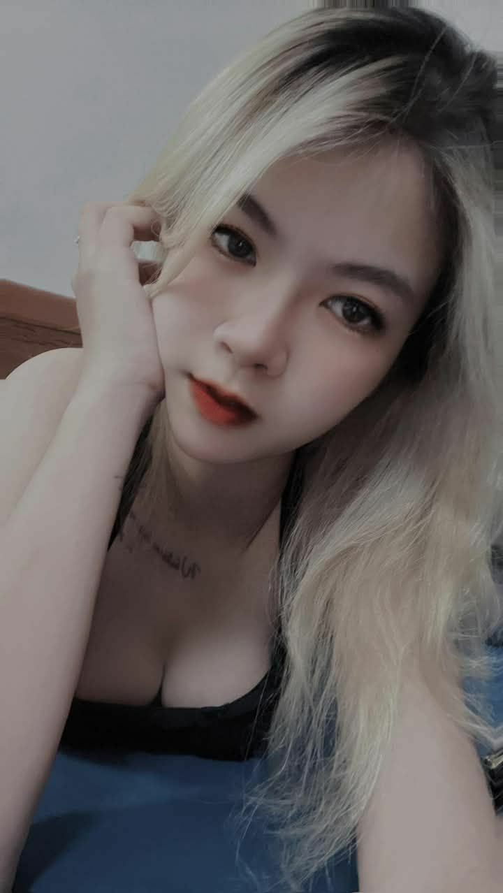 Băng đảng 91C thoát khỏi lưới và vị thần to lớn đã quay trở lại đấu trường. Tài xế già Tanhua ❤️ đã quan hệ với một người mẫu ngực khủng 170CM, mặc tất đen và giày cao gót và quan hệ tình dục trên ghế sofa. Vùng kín đã được cạo sạch vẫn còn mềm mại...